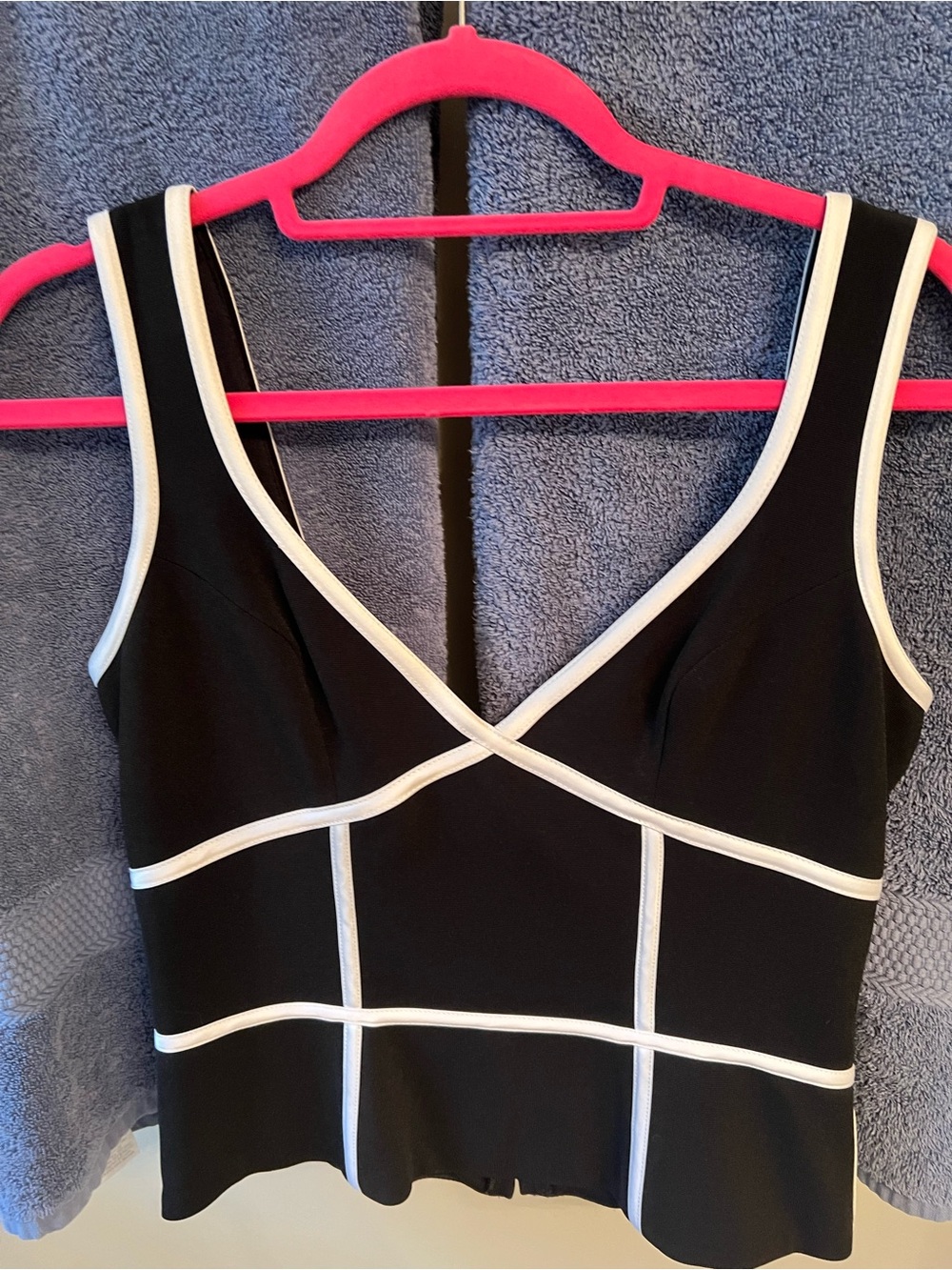 Caché Black and White Geometric V-Neck Crop Top. Size 6